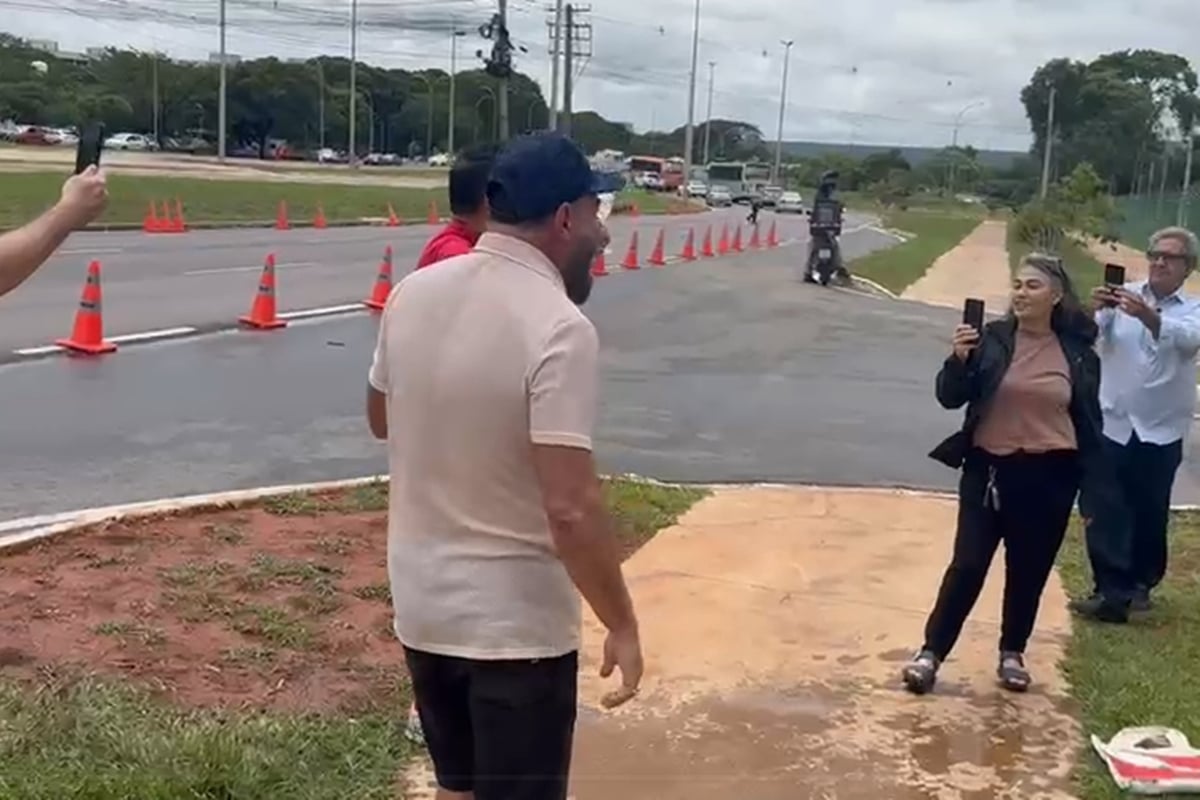 grupo-anti-bolsonaro-estoura-espumante-em-frente-a-pf-e-causa-confusao