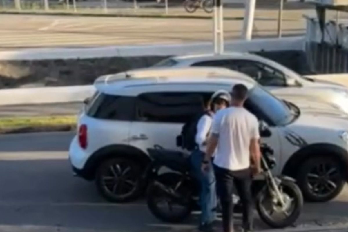 homem-sai-do-carro,-chuta-moto-e-arrasta-mulher-no-litoral-de-sp