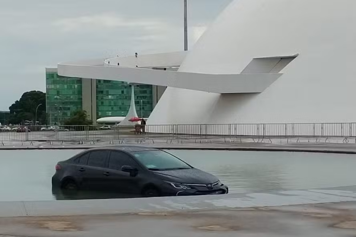 chuva-forte-faz-motorista-cair-em-espelho-d’agua-do-museu-da-republica