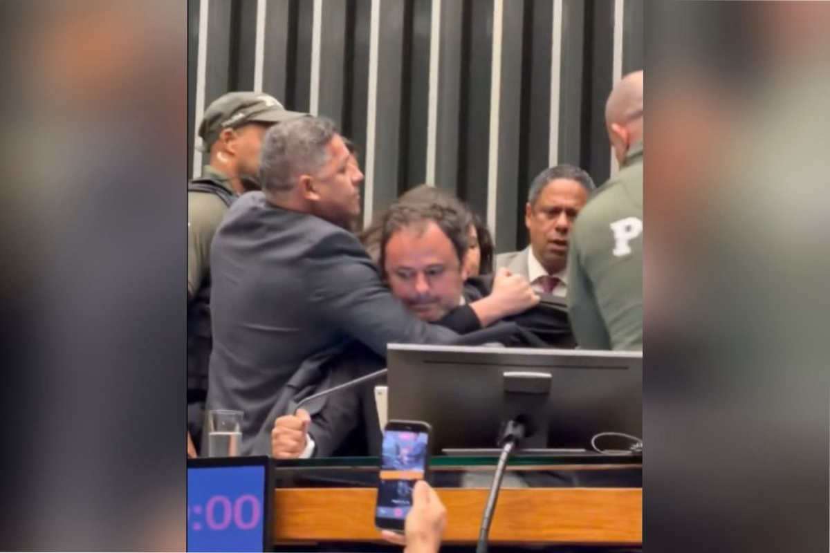 glauber-se-manifesta-apos-ser-retirado-a-forca-do-plenario-da-camara