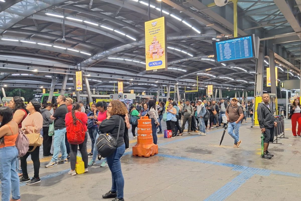 “pega-de-surpresa”:-passageiros-relatam-caos-durante-greve-de-onibus