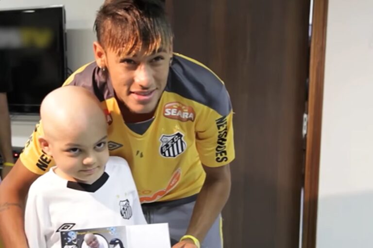 Vídeo: Neymar reencontra torcedor ilustre do Santos após 13 anos