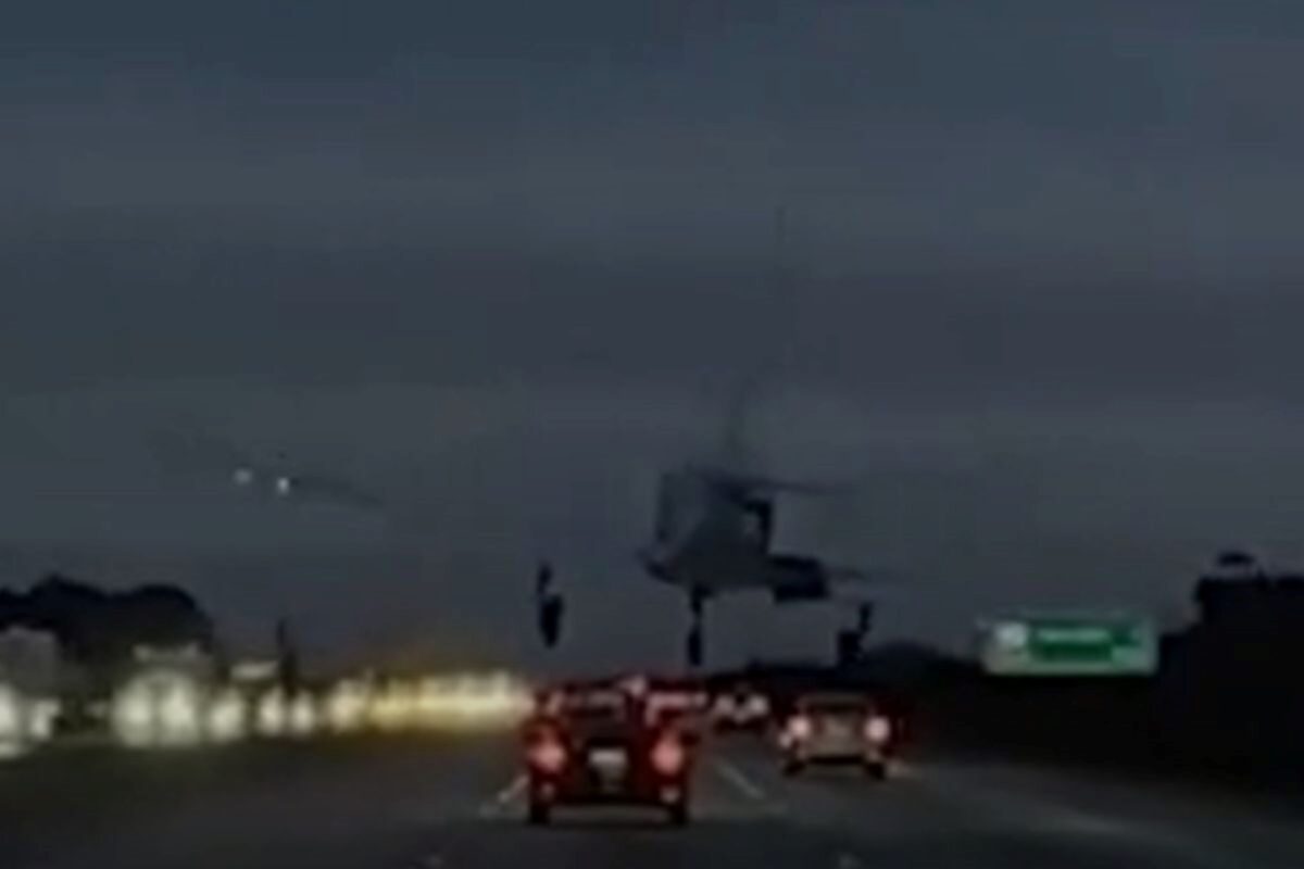 eua:-aviao-aterrissa-sobre-carro-em-rodovia-apos-falha-no-motor