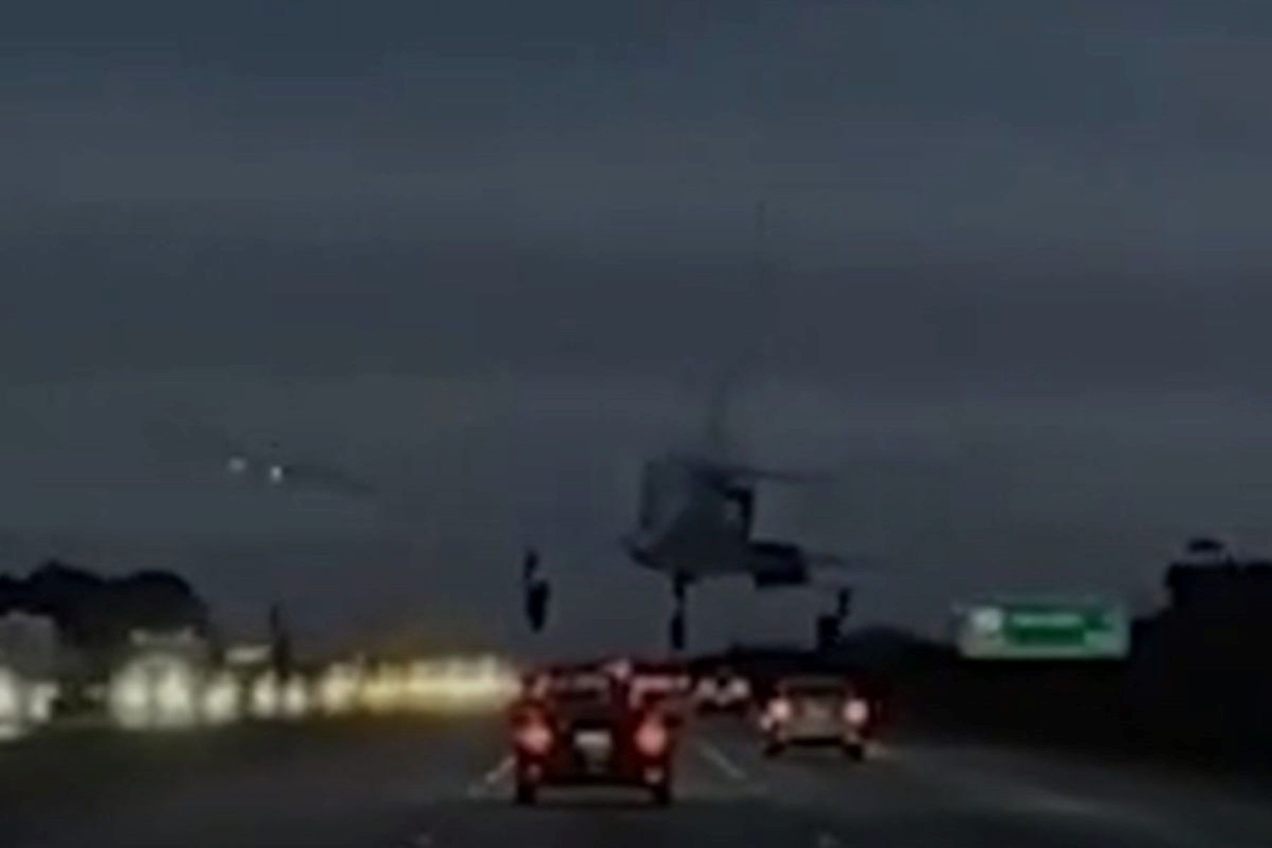 eua:-aviao-aterrissa-sobre-carro-em-rodovia-apos-falha-no-motor