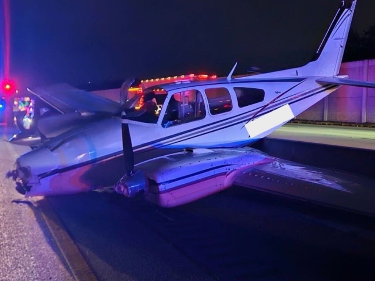 video:-aviao-faz-pouso-de-emergencia-em-rodovia-e-cai-em-cima-de-carro