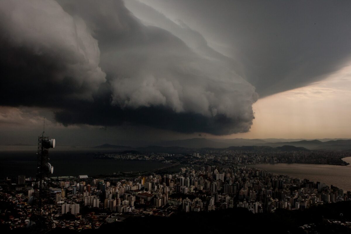 ciclone-extratropical-avanca-e-ventos-podem-superar-100km/h-nesta-quarta