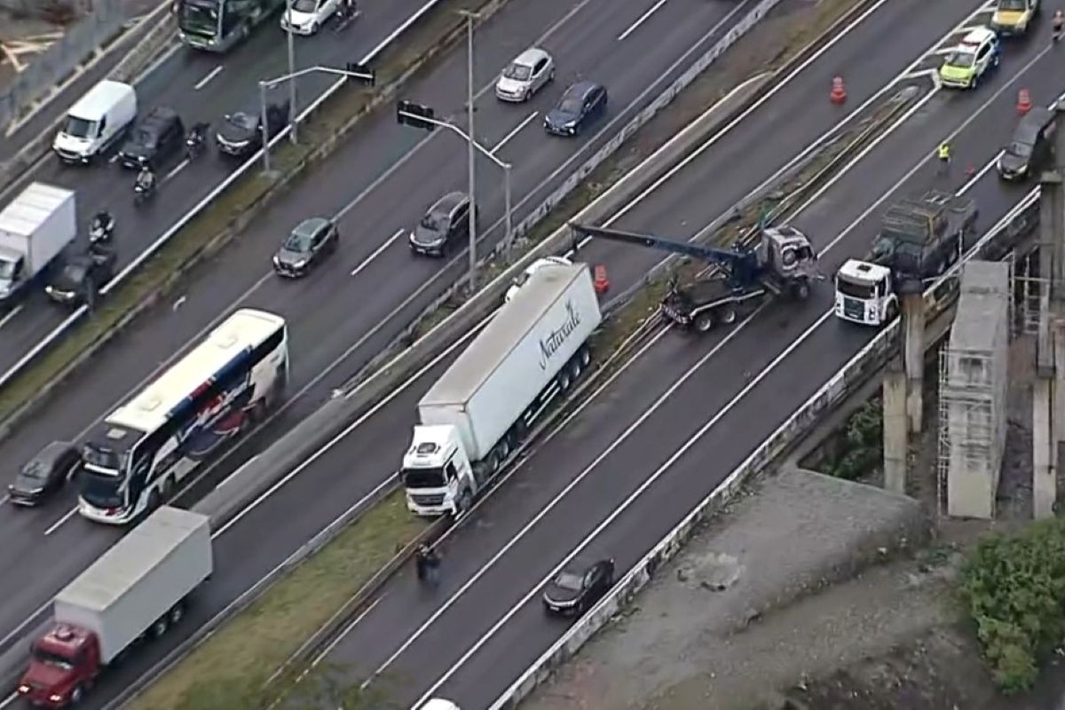 caminhao-invade-canteiro-central-da-marginal-tiete-e-bloqueia-faixa