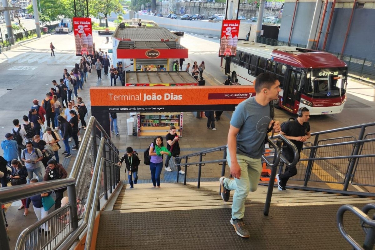 apos-dias-de-caos,-passageiros-comemoraram-fim-da-greve-de-onibus-em-sp