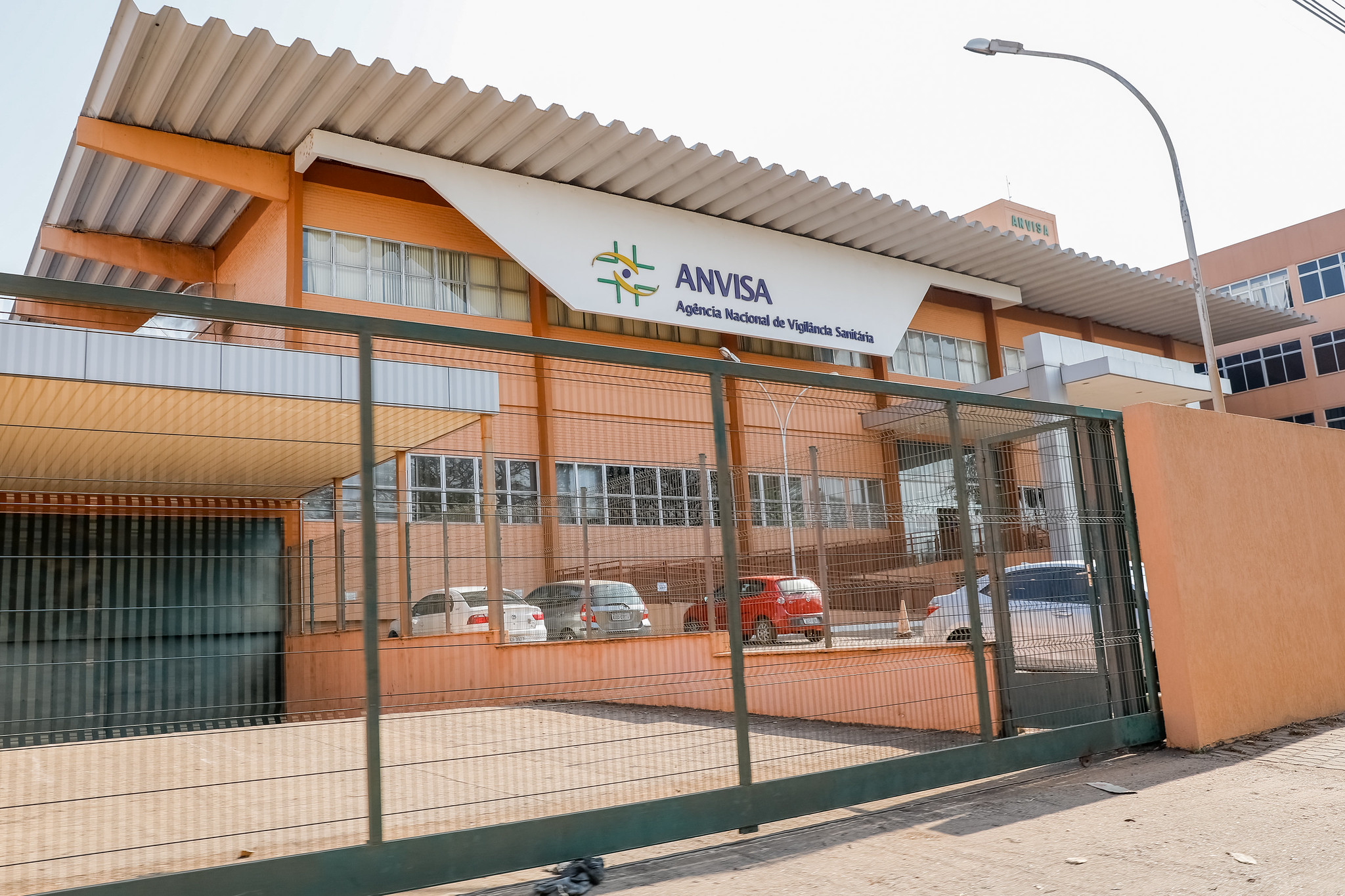 Anvisa manda recolher tônicos capilares irregulares e proíbe venda de produtos sem registro