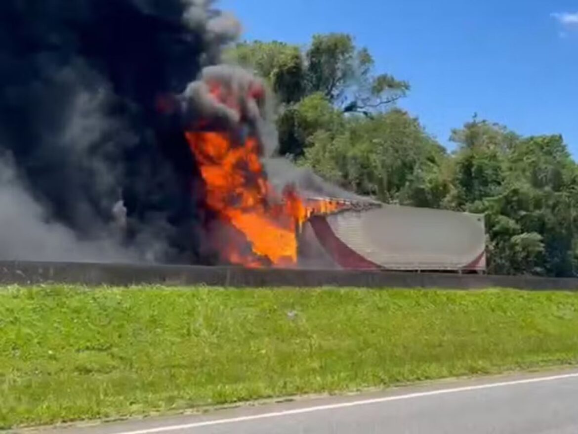 video:-acidente-entre-carretas-causa-incendio-e-morte-na-regis-bittencourt,-em-sp