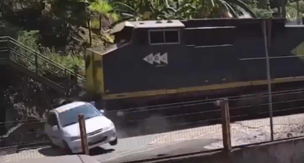 Vídeo: carro atravessa trilho sem parar e é atingido por trem
