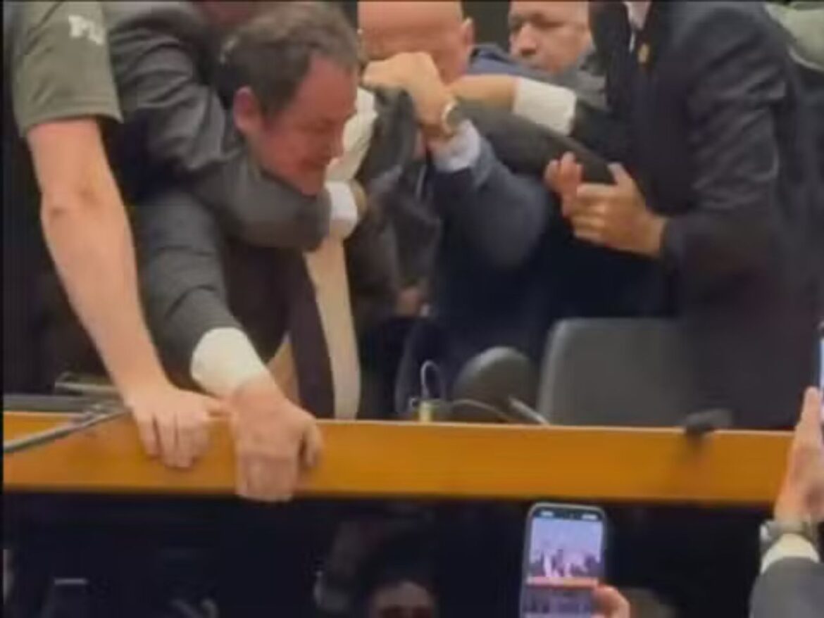 glauber-braga-pega-suspensao-de-seis-meses-apos-confusao-na-camara