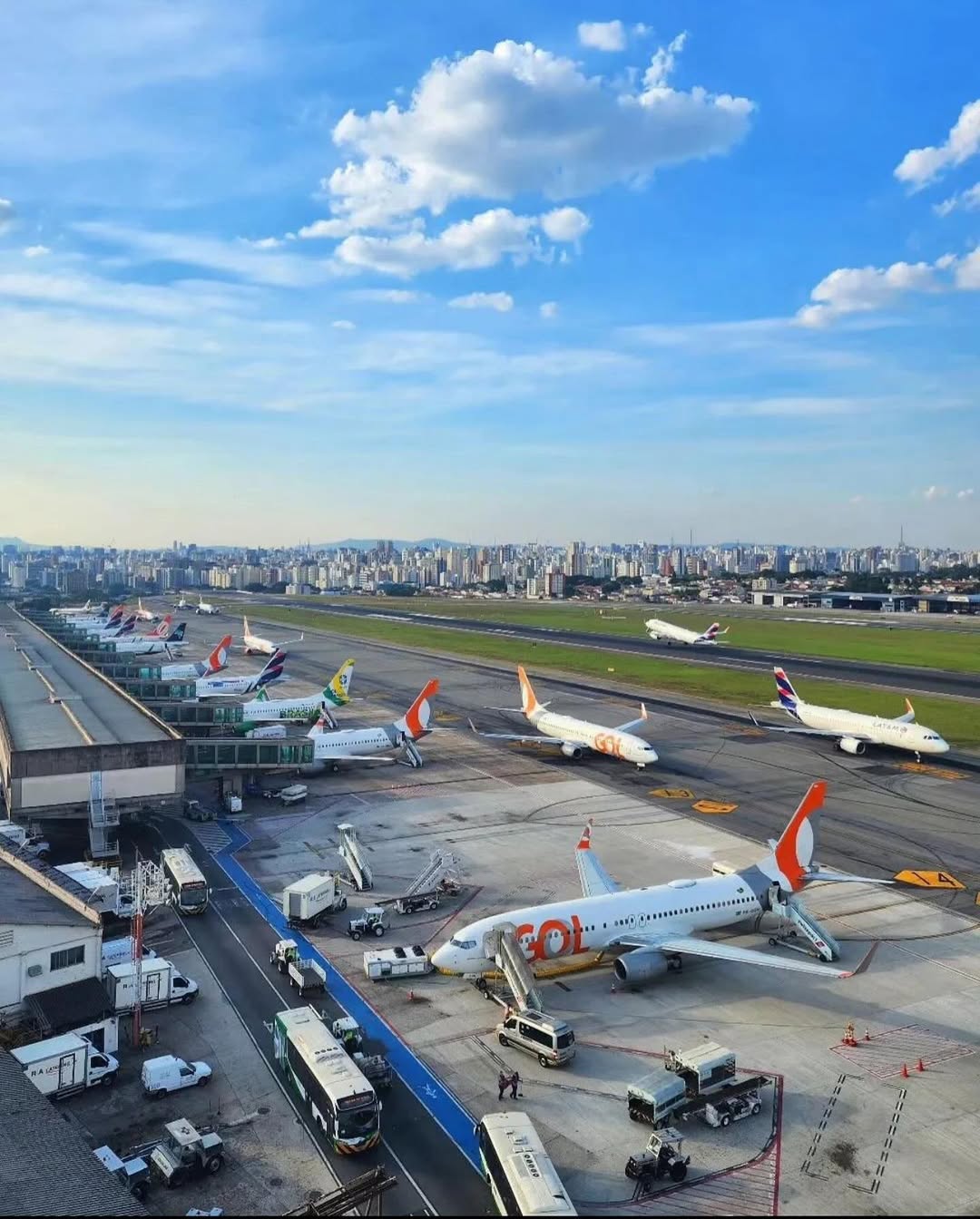 caos:-vendaval-historico-provoca-cancelamento-de-mais-de-300-voos-em-sp