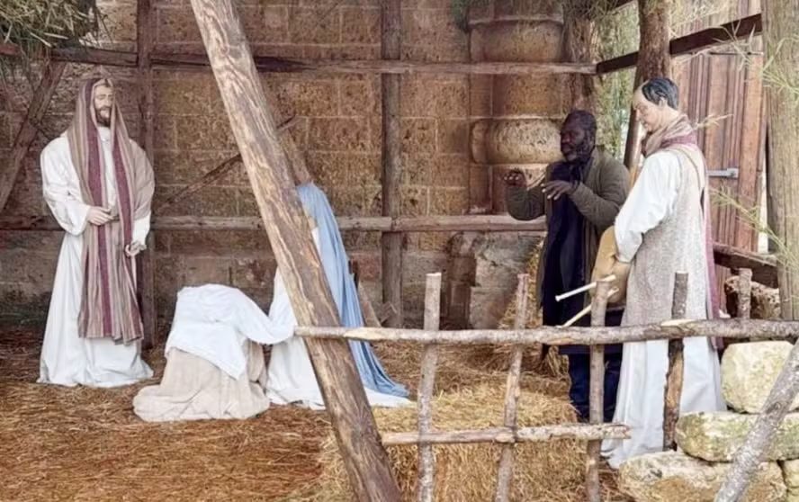 ‘grande-ideia’:-homem-se-disfarca-de-estatua-em-presepio-de-natal-para-fugir-da-policia