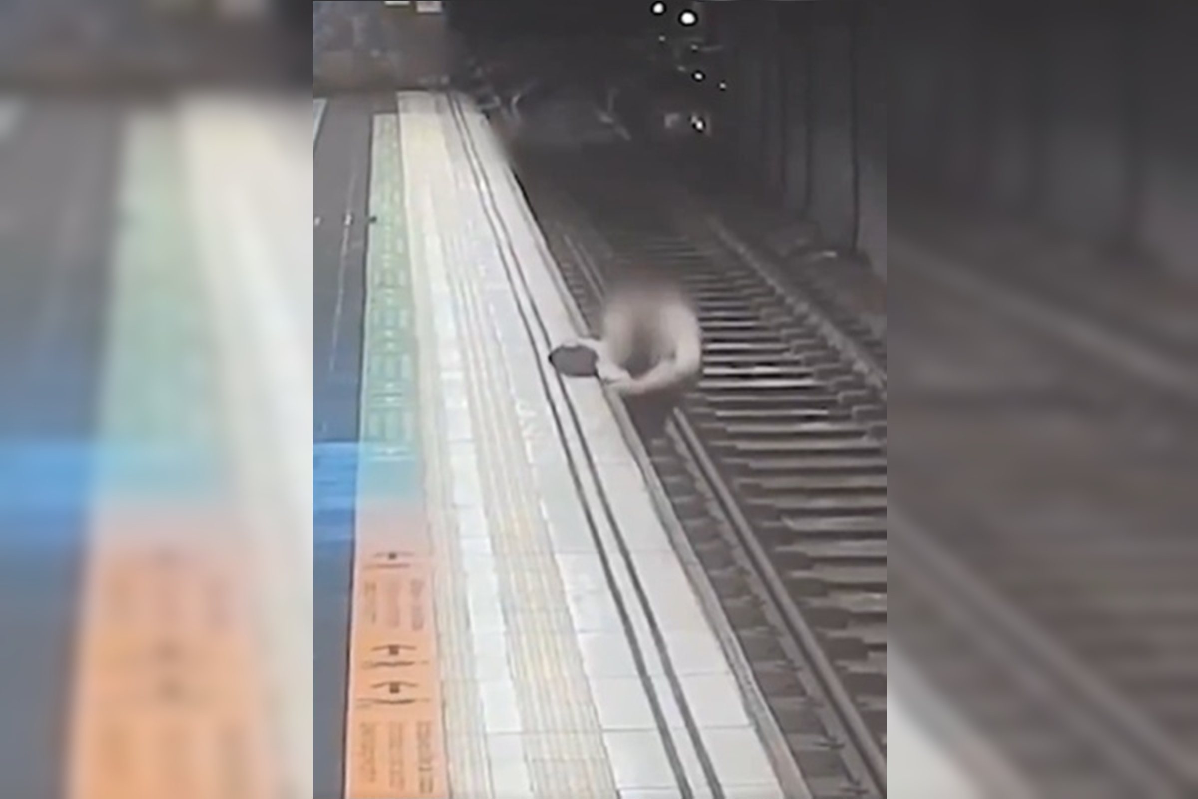 jovem-cai-nos-trilhos-do-metro-de-barcelona-e-e-salvo-por-policial