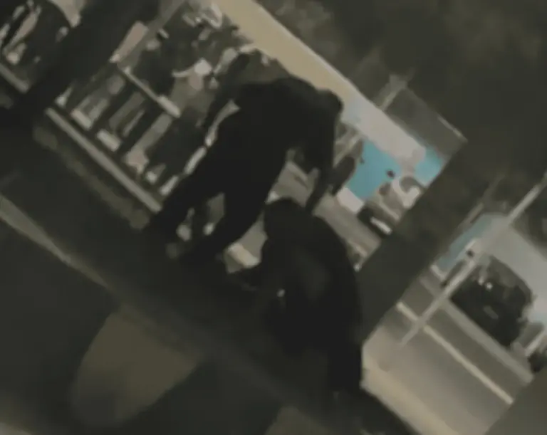 Homem é esfaqueado no pescoço durante briga por bebida; veja vídeo