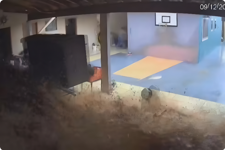 muro-despenca-por-conta-de-enxurrada-e-mulher-corre-para-se-salvar;-veja-video