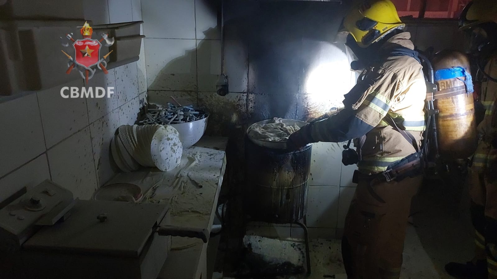 incendio-em-fritadeira-de-restaurante-na-asa-sul-mobiliza-bombeiros