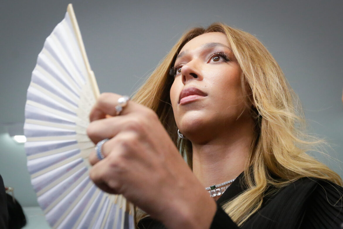 erika-hilton-faz-alerta-a-eduardo-bolsonaro-apos-queda-da-magnitsky