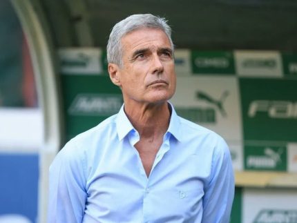 tecnico-luis-castro-assina-contrato-com-o-gremio-ate-o-final-de-2027