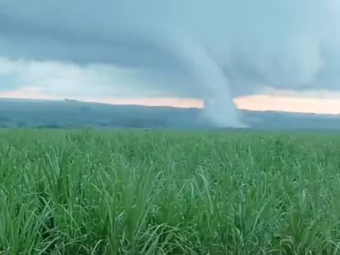 video:-moradores-registram-tornado-raro-no-interior-de-sp