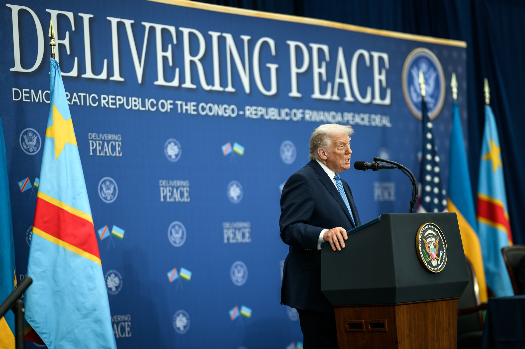 Trump avisa que ataques dos EUA também podem acontecer por terra na Venezuela