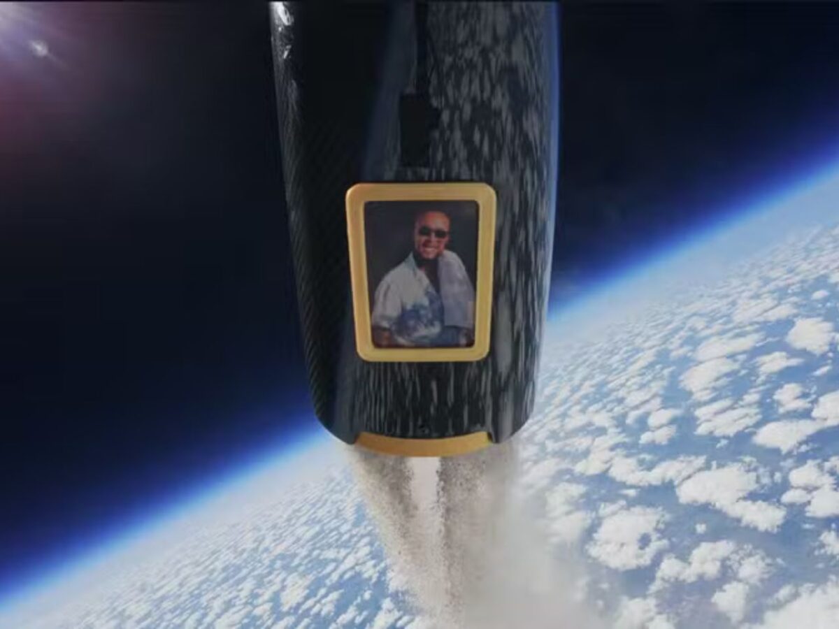 mulher-realiza-ultimo-desejo-do-marido-e-manda-cinzas-para-o-espaco