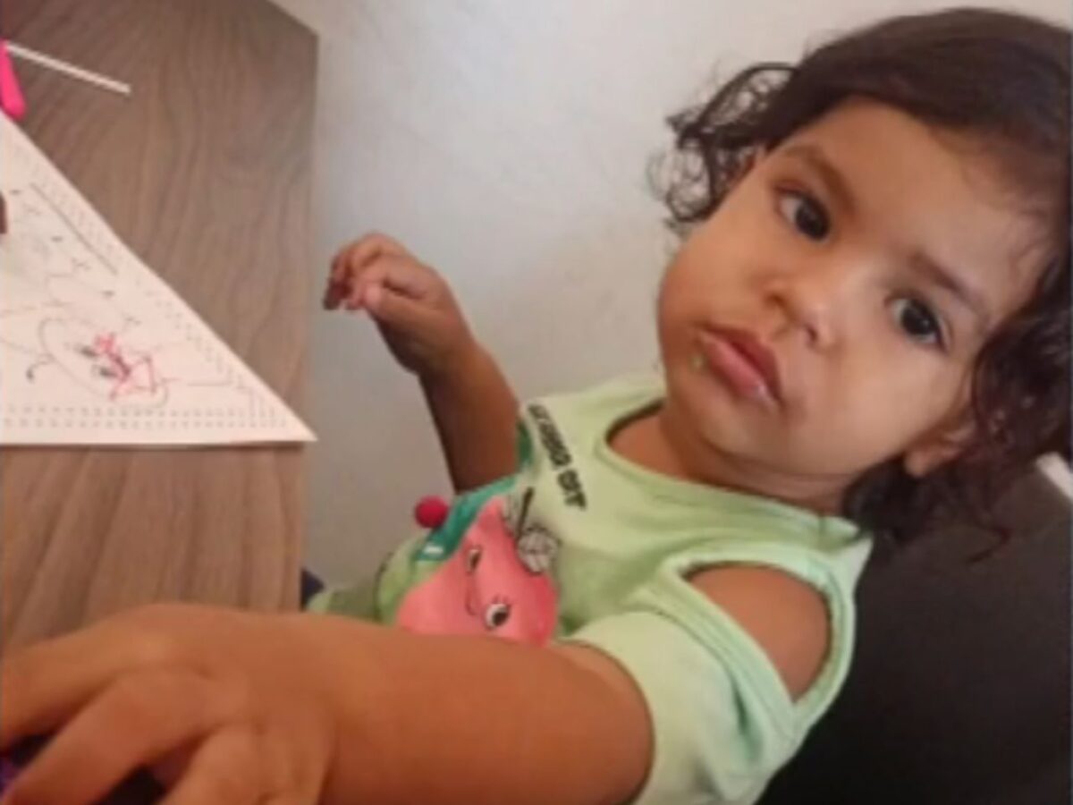 crianca-de-2-anos-morre-apos-mulher-colocar-fogo-no-carro-do-namorado-por-vinganca