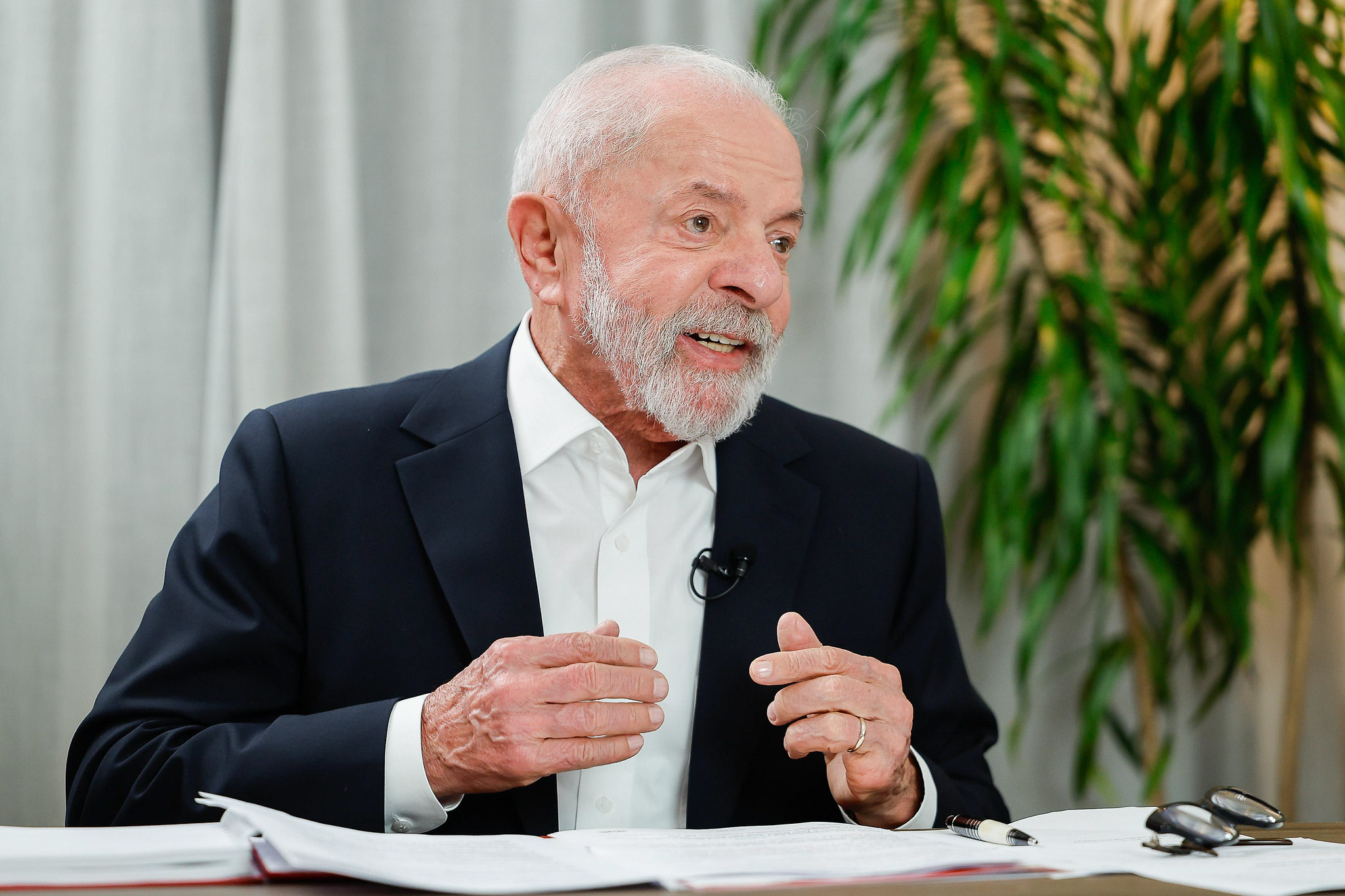 Mulher afirma que Lula já morreu e que é o sexto sósia que o substitui