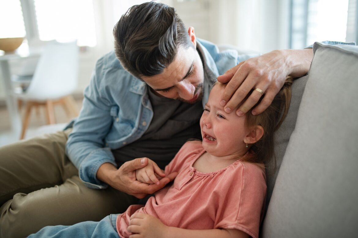 tio-cria-estrategia-inusitada-para-ajudar-sobrinha-que-engoliu-fone