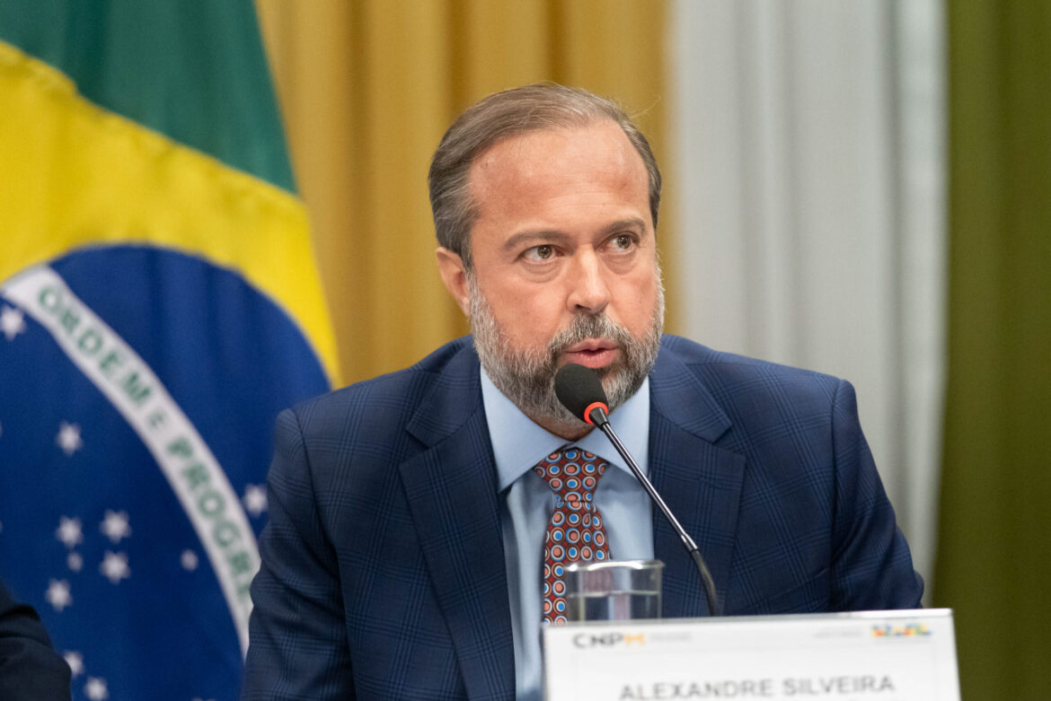 apagao-em-sp:-silveira-muda-o-tom-e-fala-em-romper-contrato-da-enel