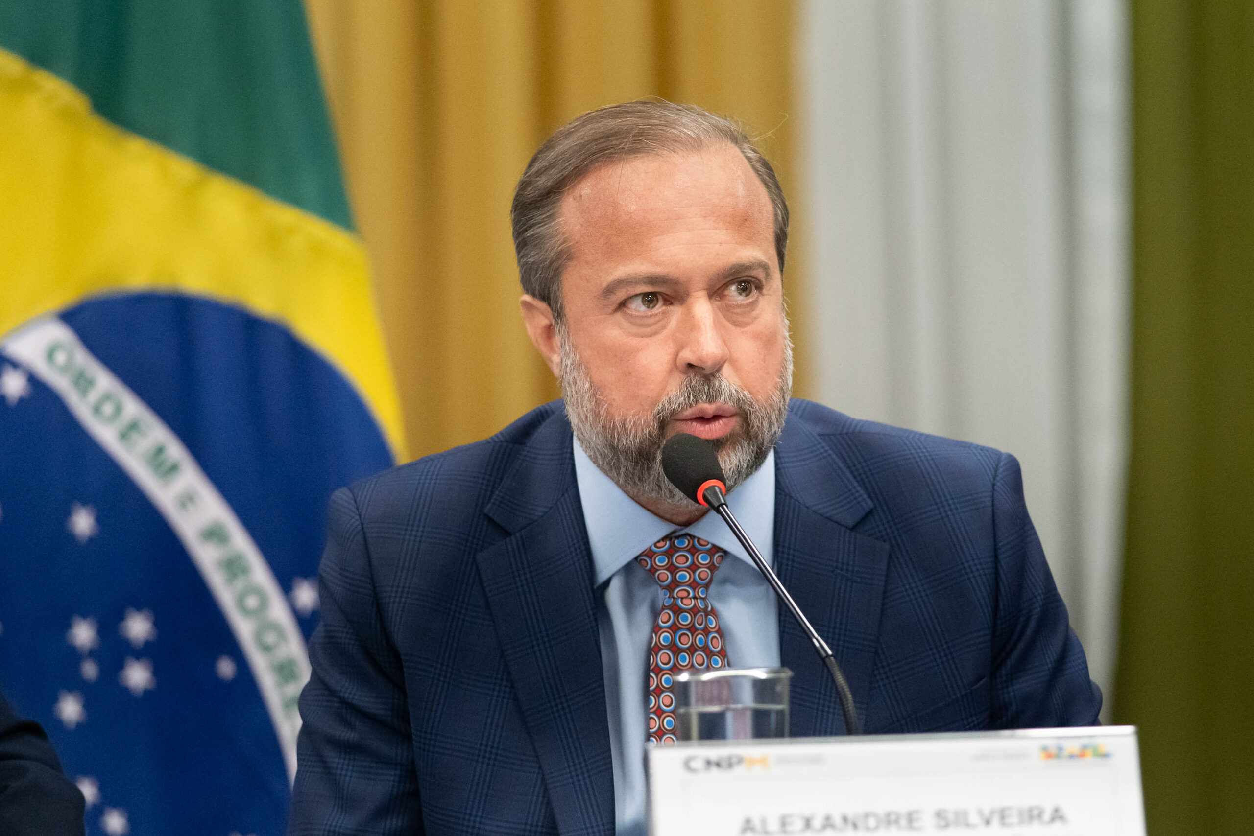 apagao-em-sp:-silveira-muda-o-tom-e-fala-em-romper-contrato-da-enel