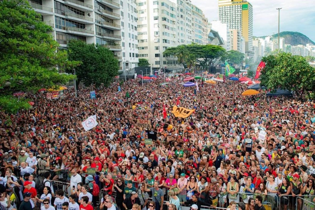 copacabana-tem-artistas-e-politicos-em-ato-contra-o-congresso.-videos