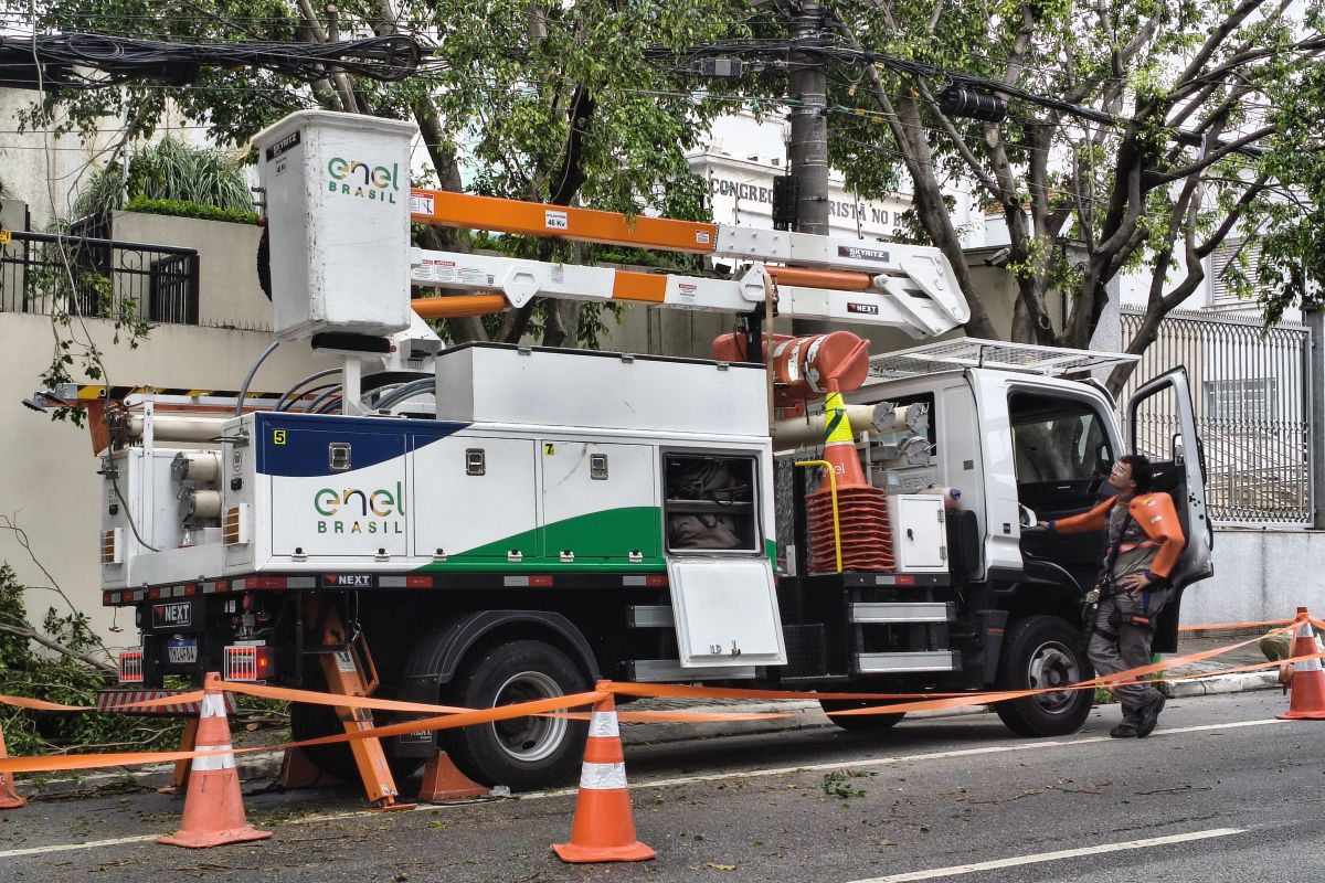 enel-fala-em-“normalidade”,-mas-sp-ainda-tem-46-mil-imoveis-sem-luz