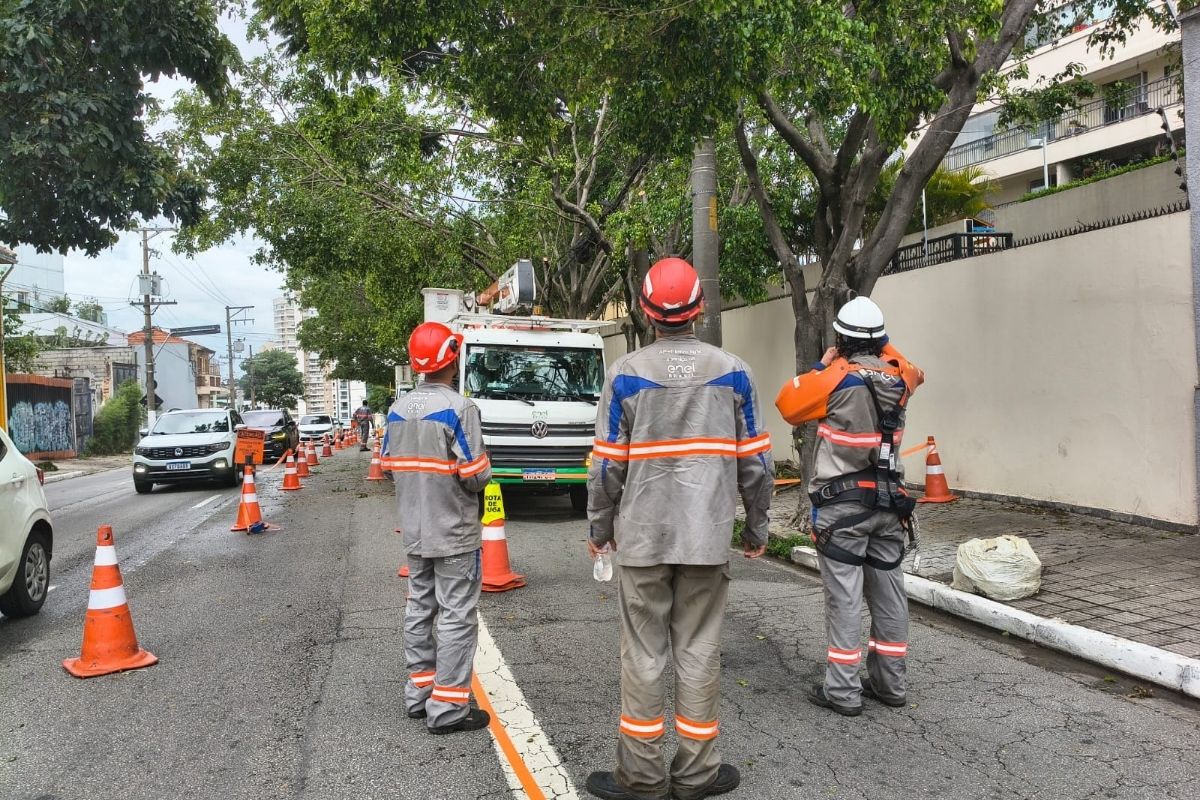 enel-teve-ajuda-de-76-equipes-emprestadas-durante-apagao-em-sp