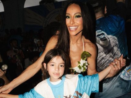 sabrina-sato-apresenta-zoe-a-vila-isabel-em-ensaio-de-rua-para-o-carnaval-2026