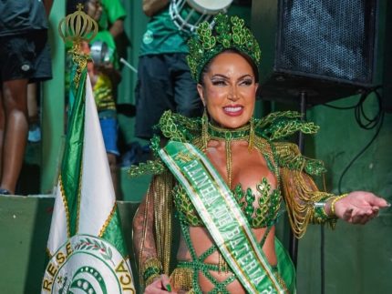 elisa-sanches-e-coroada-rainha-de-bateria-da-imperio-da-tijuca