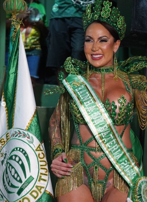 apos-dancar-sem-calcinha,-atriz-porno-e-coroada-rainha-de-escola-de-samba