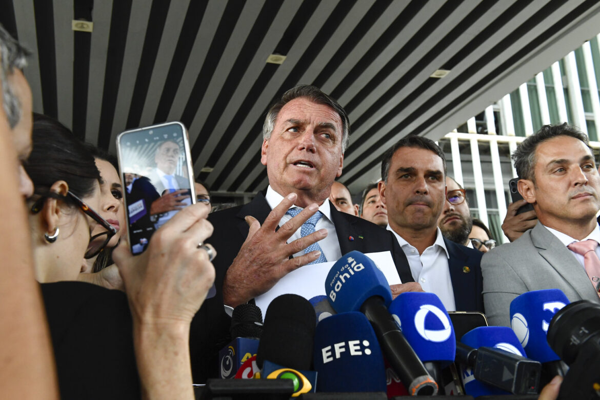 deputado-explica-‘jogo-politico’-de-escolha-de-bolsonaro-por-flavio:-‘lula-tambem-fez-isso-em-2018’