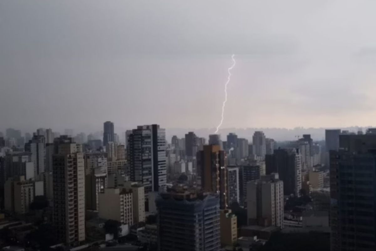 frente-fria-volta-e-deve-gerar-pancadas-de-chuva-em-sp.-veja-previsao