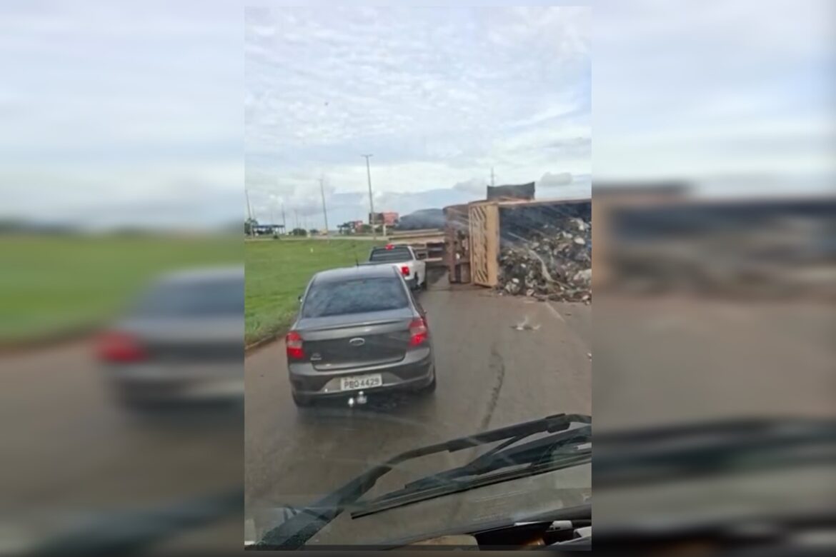 caminhao-carregado-de-entulho-tomba-na-br-070-e-provoca-engarrafamento