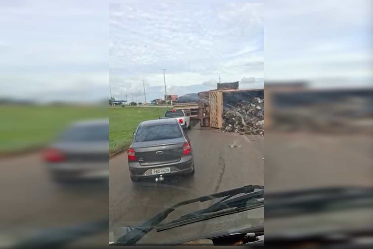 caminhao-carregado-de-entulho-tomba-na-br-070-e-provoca-engarrafamento