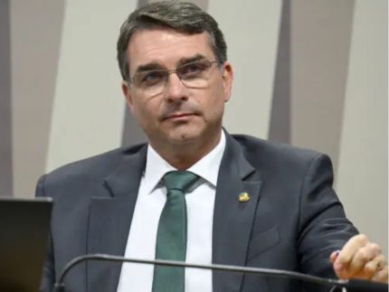 flavio-bolsonaro-critica-governo-lula-e-diz-que-populacao-nao-pode-depender-do-bolsa-familia