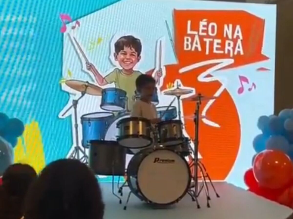 filho-de-marilia-mendonca-emociona-ao-aparecer-tocando-musica-da-mae;-veja