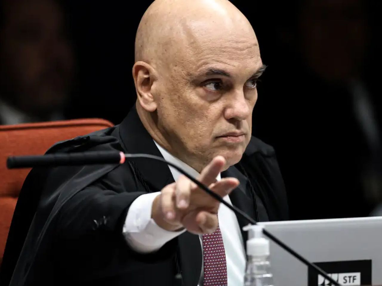 Moraes manda exames de Jair Bolsonaro para perícia na PF