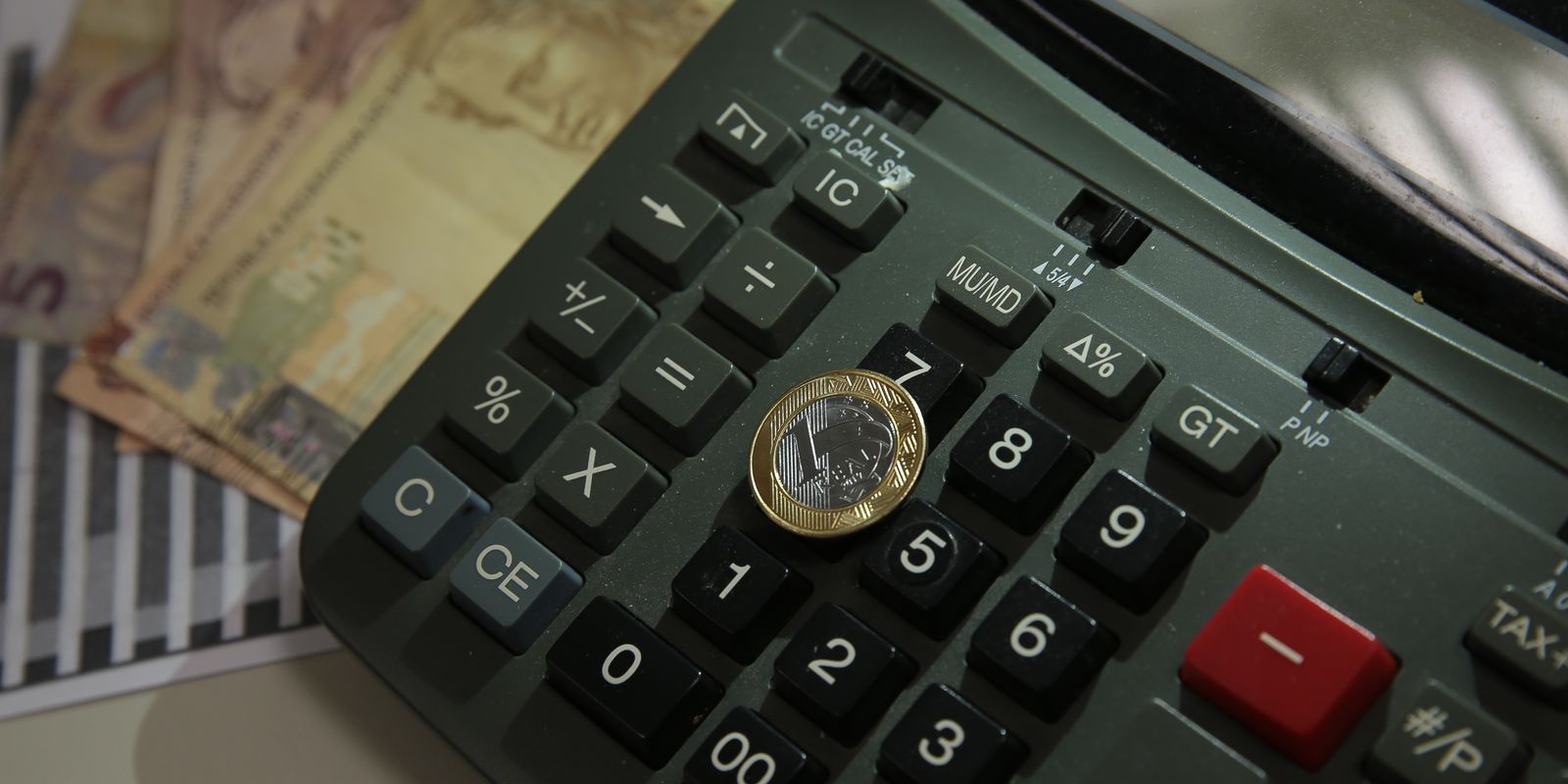 sob-efeito-do-juro-alto,-economia-recua-0,3%-em-outubro