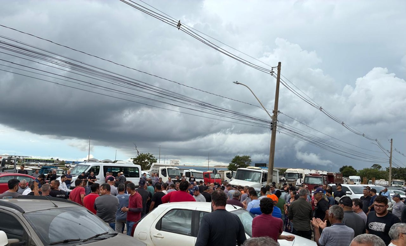 grupo-de-400-caminhoneiros-faz-paralisacao-e-cobra-pagamento-da-novacap