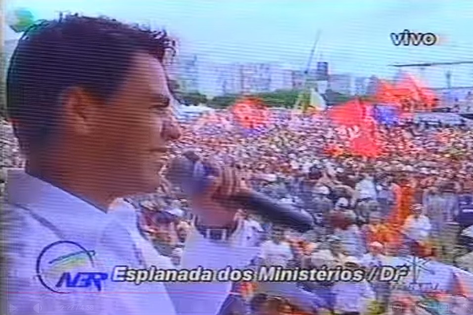 video:-relembre-zeze-di-camargo-&-luciano-cantando-na-posse-do-lula-em-2003