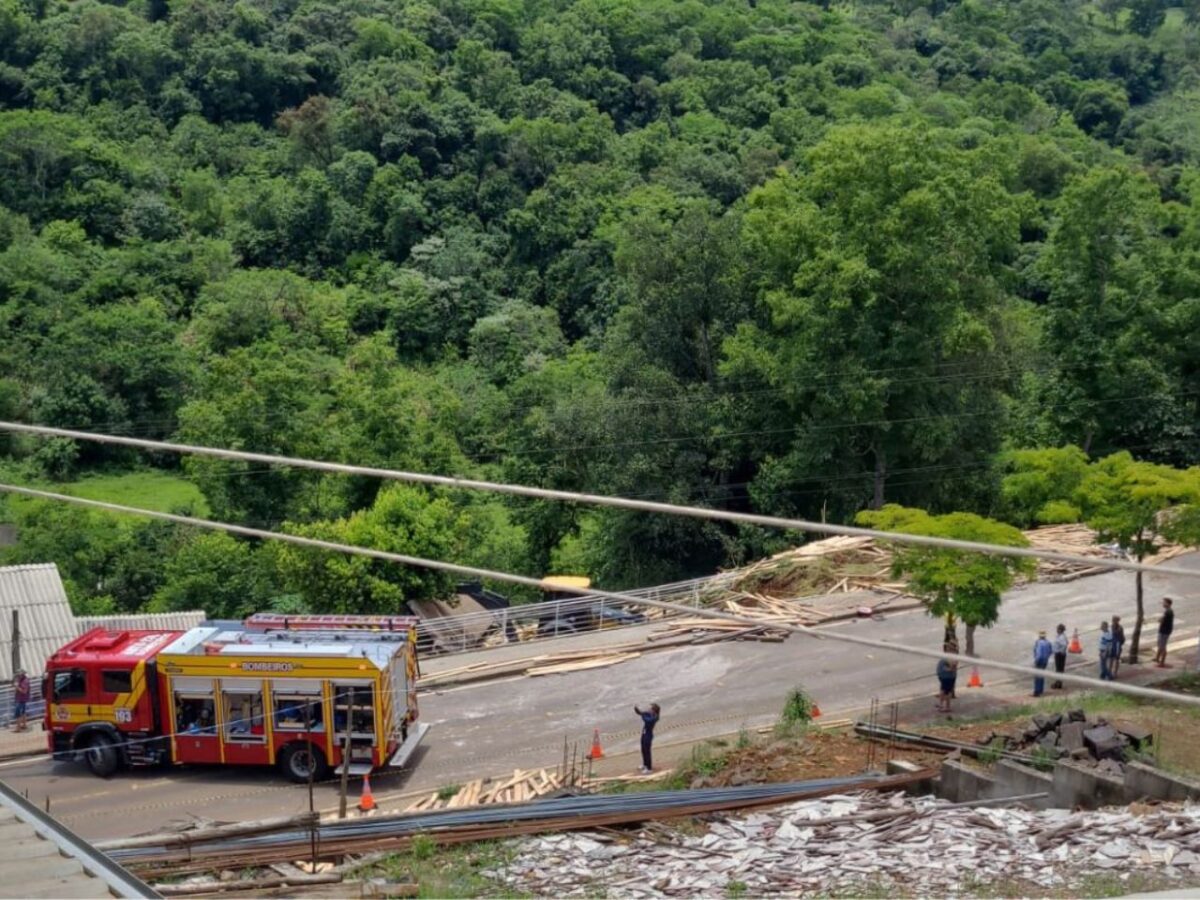 video:-motorista-e-pedestre-morrem-apos-caminhao-despencar-de-ribanceira