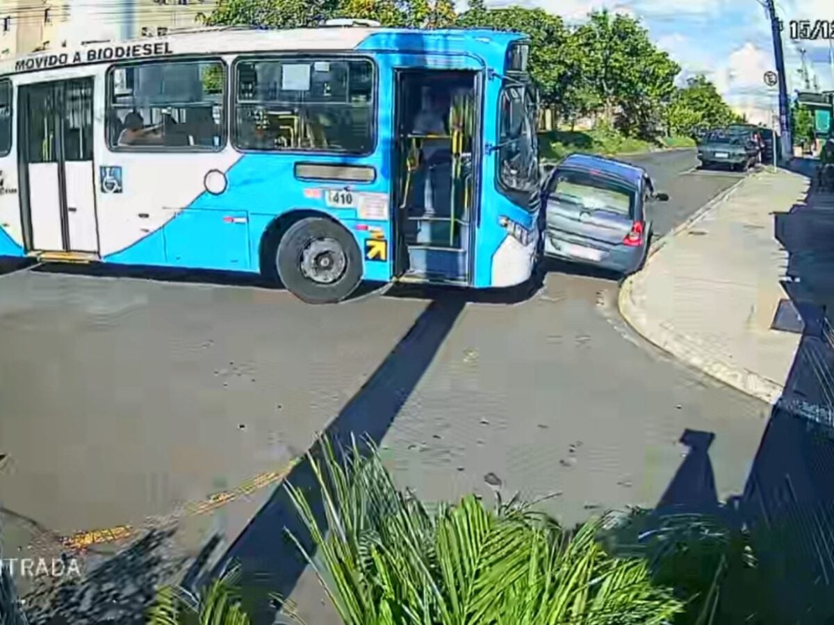 video:-motorista-de-onibus-arrasta-carro-apos-discussao-de-transito
